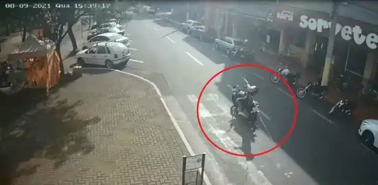 Câmeras mostram o momento exato em que cabo de rede elétrica solto atinge motociclista em Ourinhos (SP) — Foto: Circuito de segurança