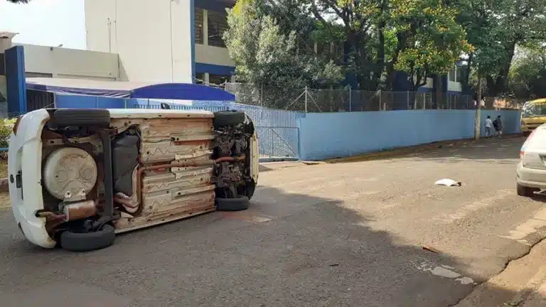 Carro ‘tomba’ após colidir em veículo em Cândido Mota (Foto: Reprodução/O Diário do Vale)