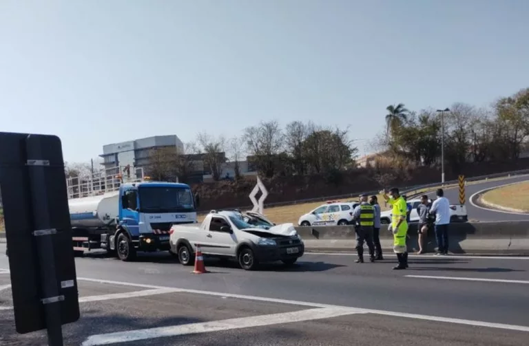 Acidente aconteceu após o pneu de um caminhão soltar e atingir carro em Marília — Foto: Arquivo pessoal