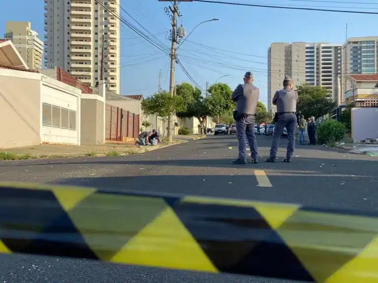 Área onde houve a troca de tiros foi isolada pela PM em Marília — Foto: Fernanda Marion / TV TEM