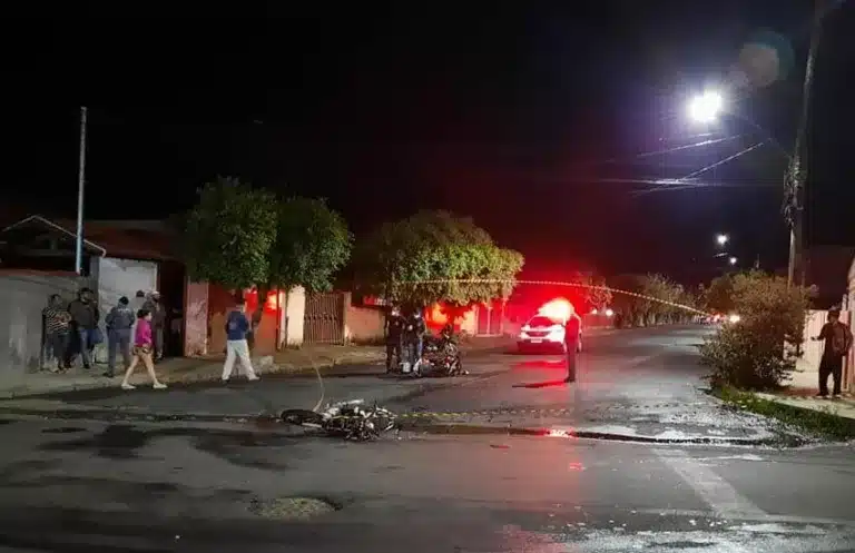 Acidente fere dois condutores de motocicleta em Paraguaçu (Foto: Reprodução/i7 Notícias)