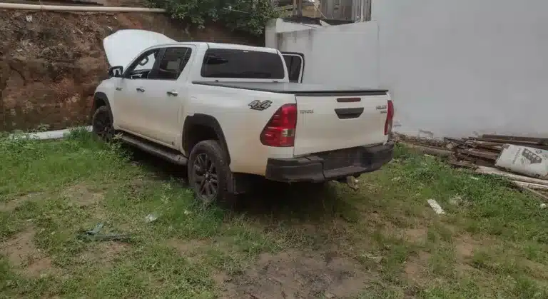 Caminhonete roubada na cidade de Paraguaçu Paulista foi localizada em uma residência em Presidente Prudente — Foto: Polícia Militar