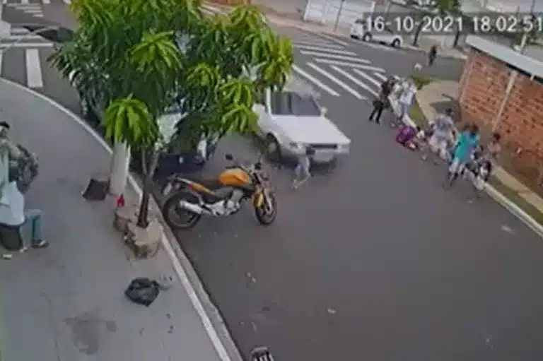 Menino de 2 anos é arrastrado após atropelamento e sofre apenas 'ralado' no rosto em Marília — Foto: Reprodução/Câmera de segurança