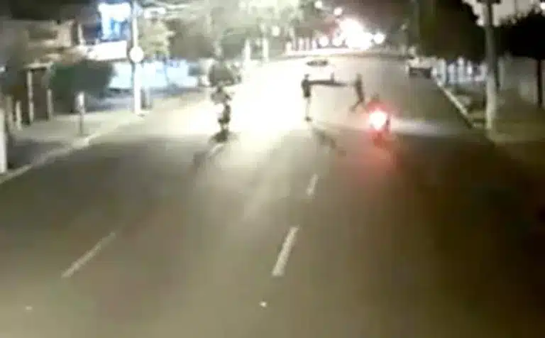 Um dos jovens tentou correr durante a travessia, mas foi atingido pela motocicleta — Foto: Reprodução/Sistema de Monitoramento da Prefeitura