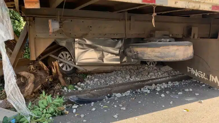 Caminhão sem freio ‘esmaga’ carro e deixa bairro sem energia elétrica em Ourinhos — Foto: Weverson Marquezani/Tv Tem