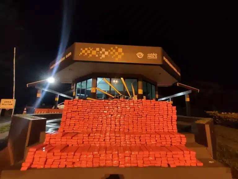 Casal foi preso na noite de sexta-feira na Rodovia Raposo Tavares — Foto: Divulgação /Polícia Militar Rodoviária