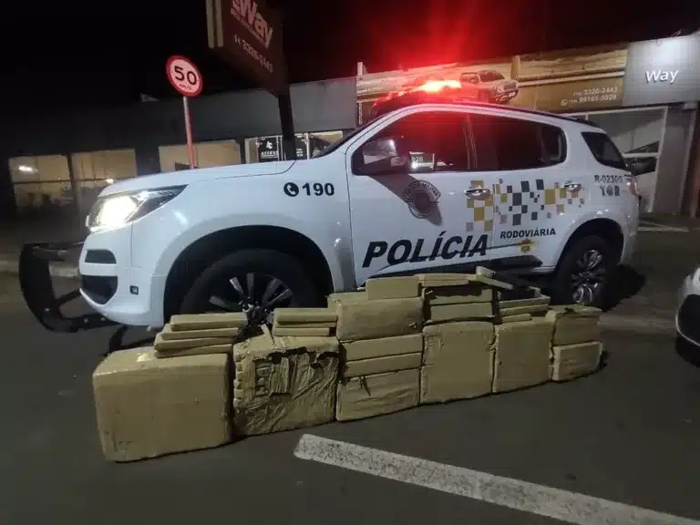 Casal foi parado pela Polícia Rodoviária na Rodovia Raposo Tavares, em Ourinhos — Foto: Divulgação /Polícia Rodoviária