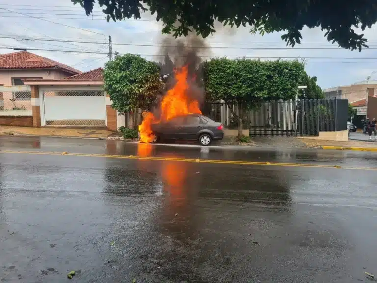 Carro pegou fogo na Rua Tapuias com a Rua Potiguaras, em Tupã. — Foto: Redes Sociais / Reprodução