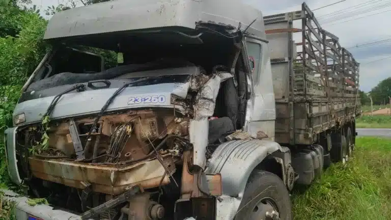 Caminhão que vinha atrás teve cabine completamente destruída — Foto: Tupãense Notícias /Reprodução