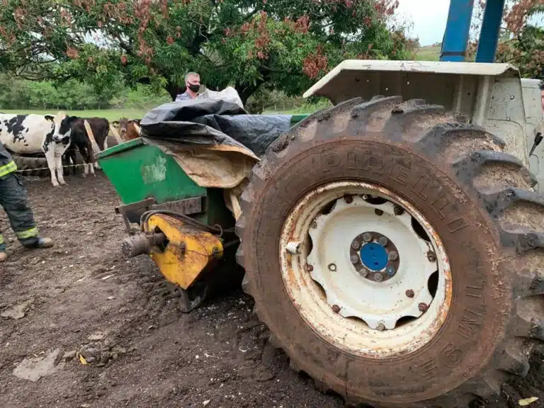 Bombeiros de Paraguaçu Paulista foram acionados para o socorro, mas encontraram a vítima já sem vida dentro do moedor — Foto: Arquivo pessoal