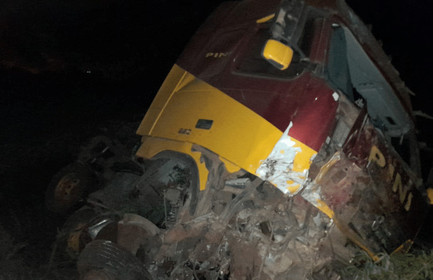 Após a colisão, o caminhão caiu em uma ribanceira (Foto: Leonardo Moreno)