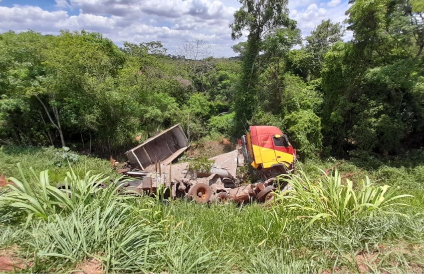 Com duas costelas fraturadas e um braço quebrado, o motorista do caminhão que colidiu frontalmente com carro GM/Corsa e resultou na morte de Anderson de Oliveira Menezes, 33 anos, esteve no local do acidente (Foto: Leonardo Moreno)
