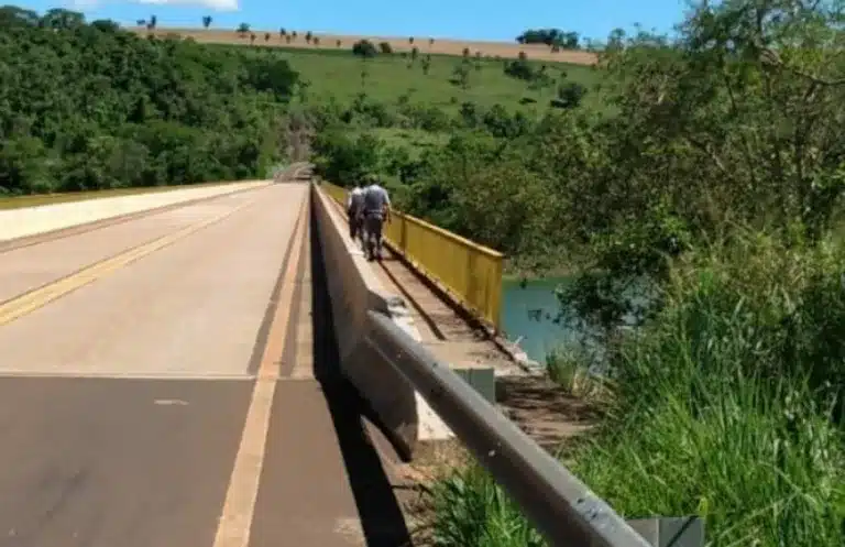 As buscas foram interrompidas por causa da falta de luminosidade e foram retomadas na manhã desta quinta-feira