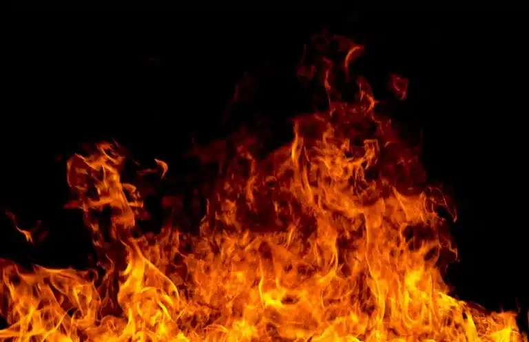 Incêndio foi na madrugada desta segunda-feira (22); cômodo foi consumido pelas chamas