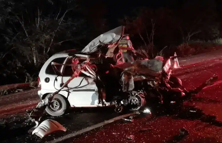 O motorista do carro ficou preso nas ferragens. Ele foi socorrido pelo Resgate do Corpo de Bombeiros e encaminhado ao Pronto-Socorro (Foto: Leonardo Moreno)