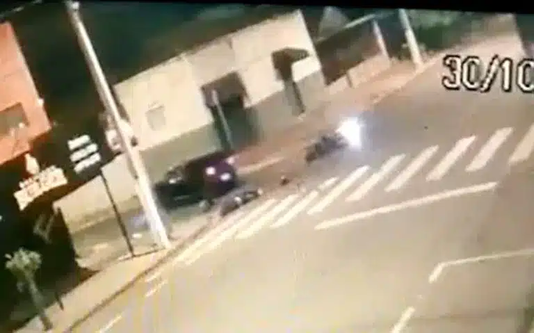 Mototaxista morre após acidente em cruzamento de Assis — Foto: Reprodução/Câmera de segurança