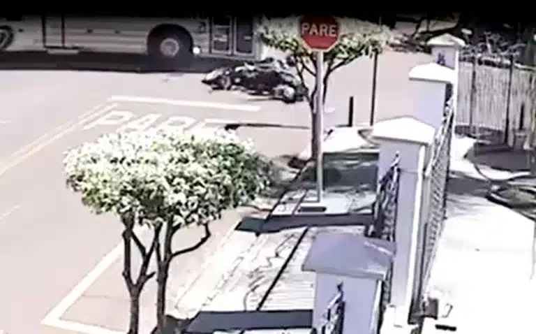 Motociclista foi jogado ao solo após ser atingido por ônibus na Avenida Sete de setembro, em Paraguaçu Paulista — Foto: Reprodução/Câmera de segurança