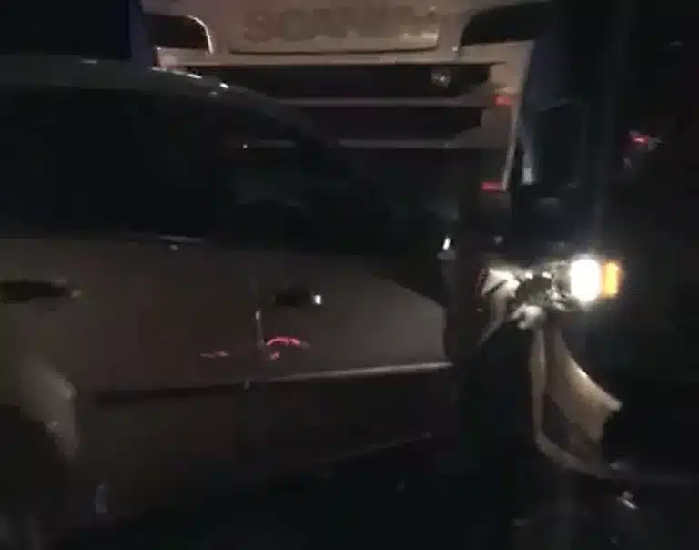 Carro bateu de frente com caminhão em Quatá e motorista morreu — Foto: The Brothers / Divulgação