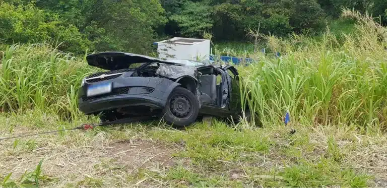 Carro caiu na ribanceira após capotar na Rodovia Comandante João Ribeiro de Barros entre Vera Cruz e Garça (Foto: Alcyr Netto/ Tv Tem)