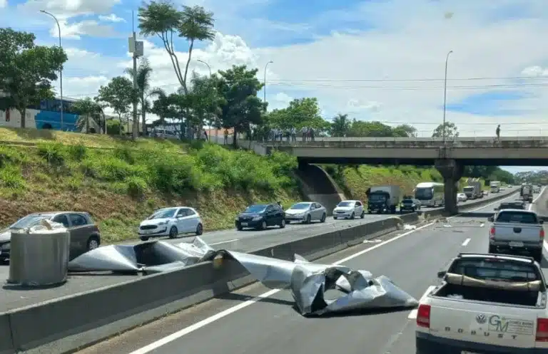Os motoristas que trafegam pela região devem redobrar a atenção, pois a bobina ocupa faixas da pista nos dois sentidos e o tráfego está lento
