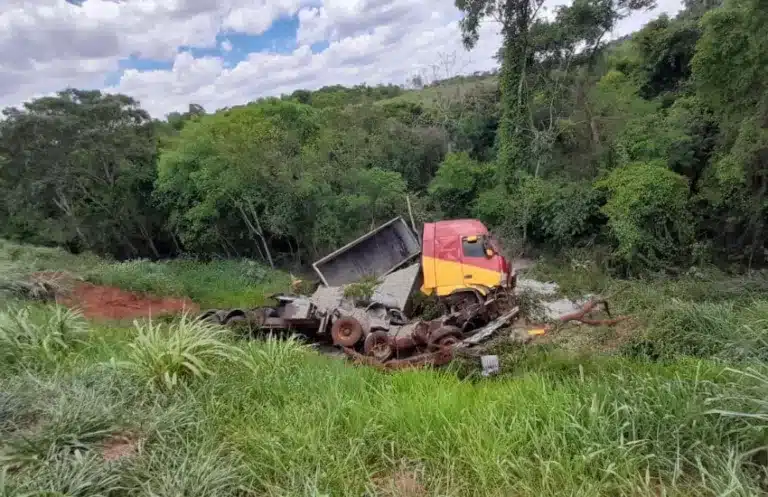 O motorista do caminhão teve fraturas e já estava no local, na tarde de terça-feira, para a retirada do caminhão (Foto: Leonardo Moreno)