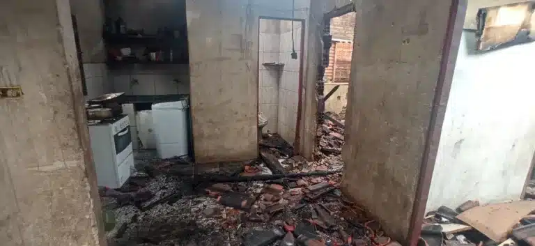 Incêndio destrói casa, mas bombeiros resgatam cães e coelho dos moradores em Ourinhos — Foto: Corpo de Bombeiros/Divulgação