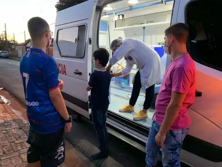 Ambulância percorre os bairros em Palmital para vacinar os moradores contra Covid-19 — Foto: Nádia Ortiz / Secretaria de Saúde de Palmital
