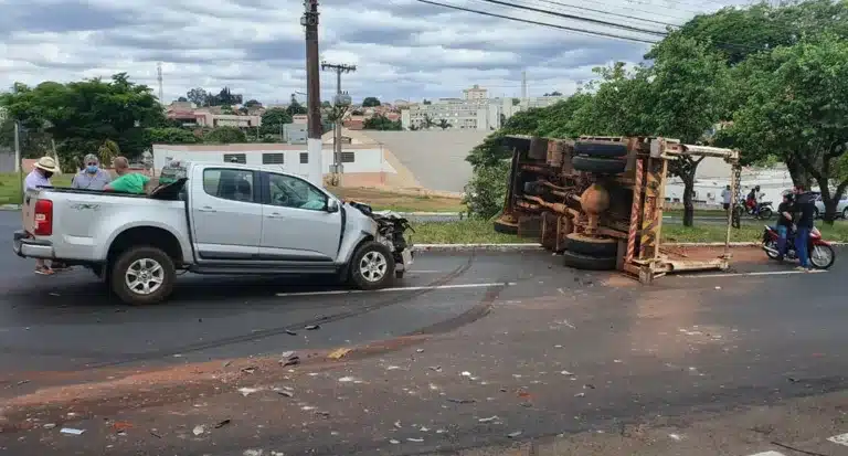 Caminhão tomba após ser atingido por caminhonete em Ourinhos — Foto: Laperuta/Passando a Régua/Divulgação