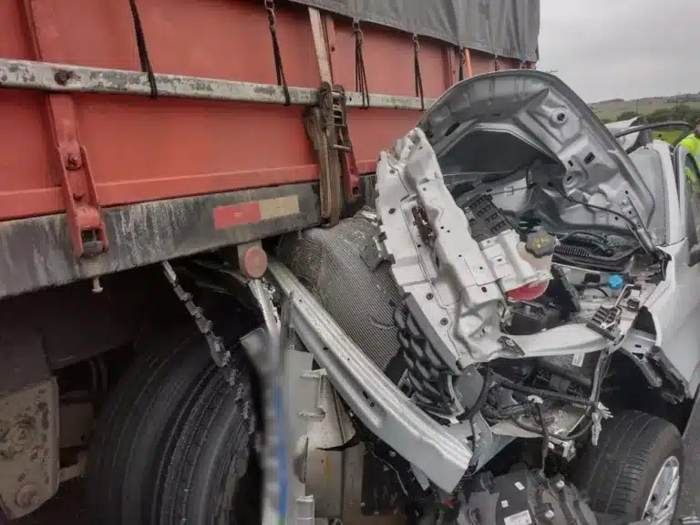 Duas pessoas ficam feridas em colisão traseira em rodovia de Ourinhos — Foto: Repórter Ourinhos/Divulgação
