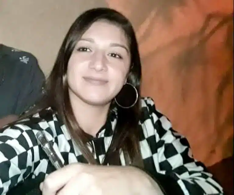 Ana Karla Pereira dos Santos, de 23 anos, tinha duas filhas e segundo a polícia foi atingida por seis tiros, além de uma facada no pescoço — Foto: Reprodução/Facebook