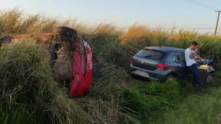 Carro tomba após colisão traseira em rodovia de Tarumã (Foto: The Brothers/Divulgação)