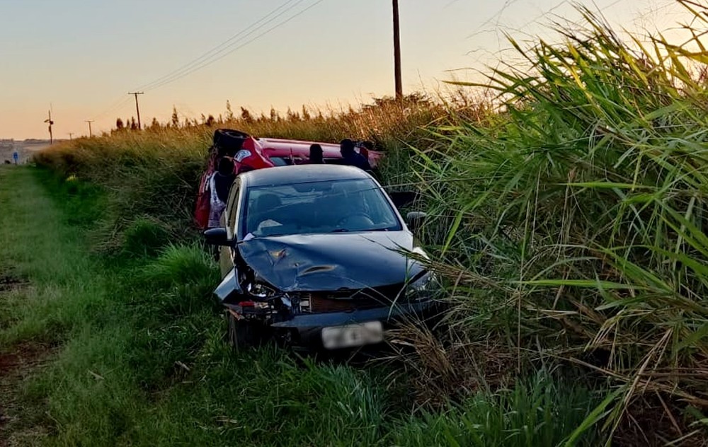Carro tomba após colisão traseira em rodovia de Tarumã (Foto: The Brothers/Divulgação)