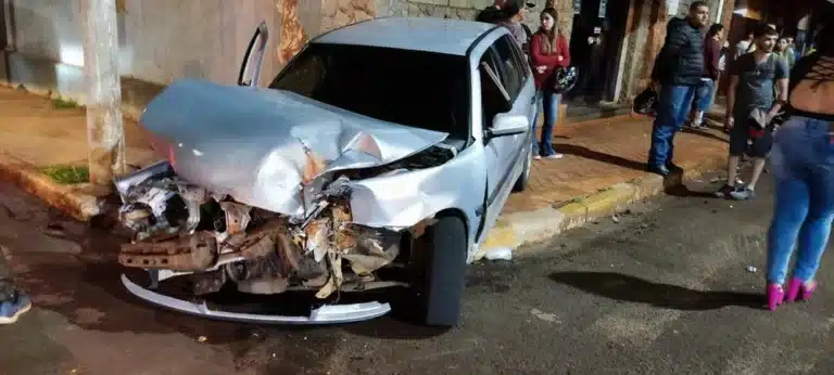 Carro ficou com a frente bastante danificada após a colisão em Palmital — Foto: The Brothers/ Divulgação