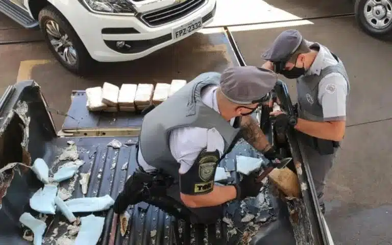 Homem é preso com tabletes de crack em fundo falso de caminhonete em Paraguaçu Paulista — Foto: Polícia Rodoviária/Divulgação