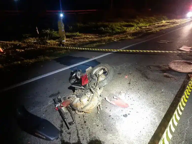 Motociclista de 34 anos morreu em acidente grave na noite desta segunda-feira (15) — Foto: Diego Pereira /Mais Tupã