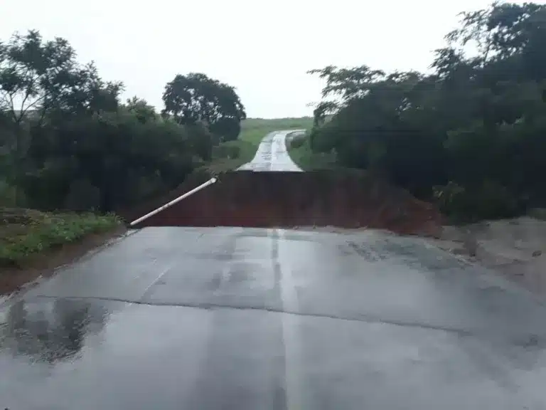 Ponte foi levada embora pela força da água — Foto: Marcio Antonio Marrom