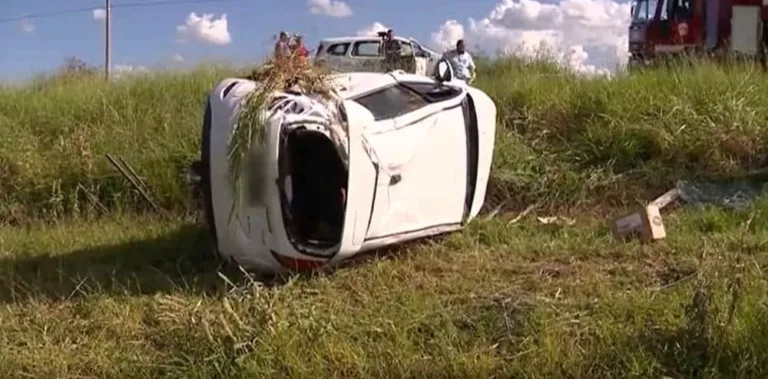 Capotamento de veículo deixou duas pessoas feridas em estrada vicinal de Regente Feijó (SP) — Foto: TV Fronteira/Reprodução