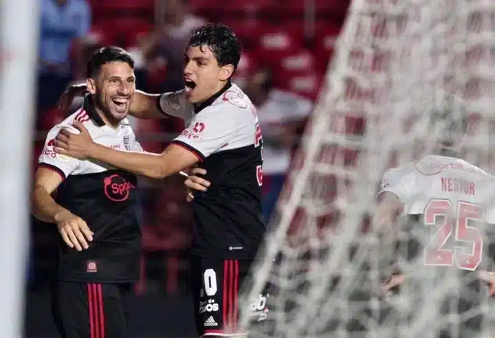 São Paulo vence o Coritiba - Foto: Reprodução / Instagram / @saopaulofc / Rubens Chiri / saopaulofc