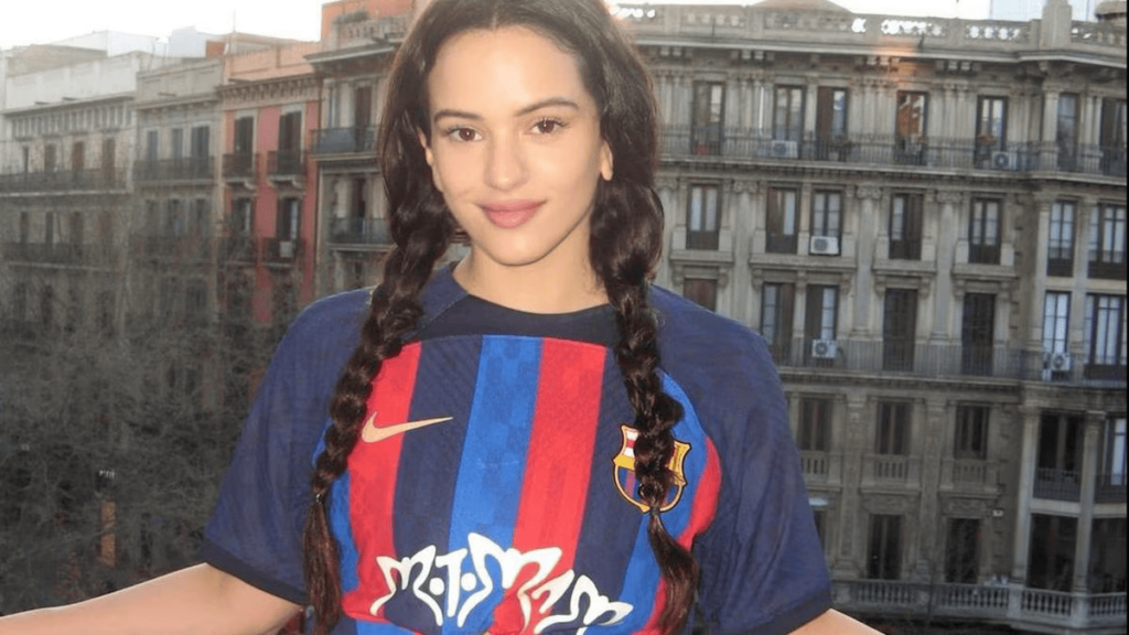 Rosalía com a camisa do FC Barcelona