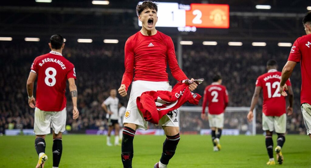 A celebração de Alejandro Garnacho após marcar um gol na vitória de 2x1 dos Reds sobre o Fulham.
