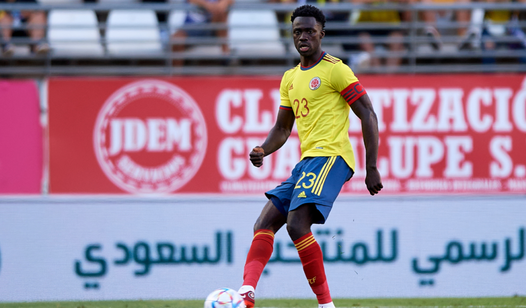 Dávinson Sánchez vestindo a braçadeira de capitão.