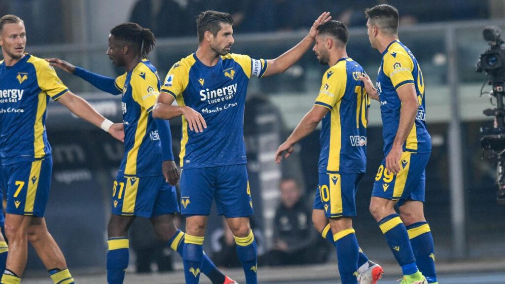 A permanência do Hellas Verona na elite do futebol italiano está em dúvida, pois eles ocupam um lugar de rebaixamento direto.