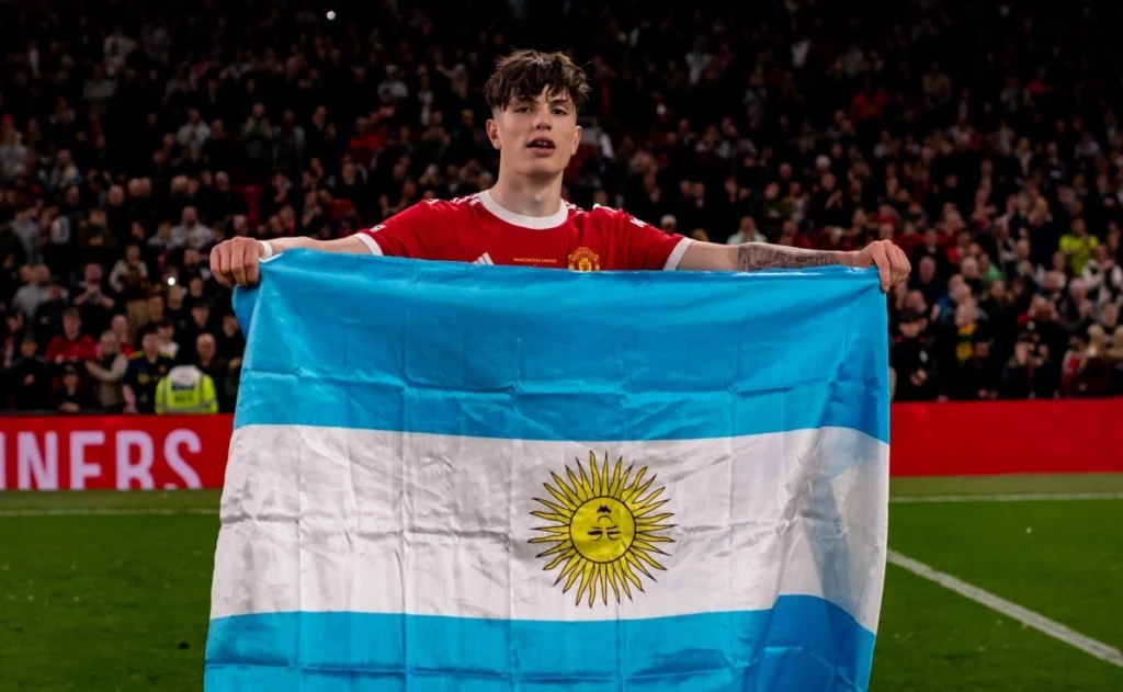 Garnacho com a bandeira argentina na celebração dos Red Devils de ser coroado campeão da Copa EFL.