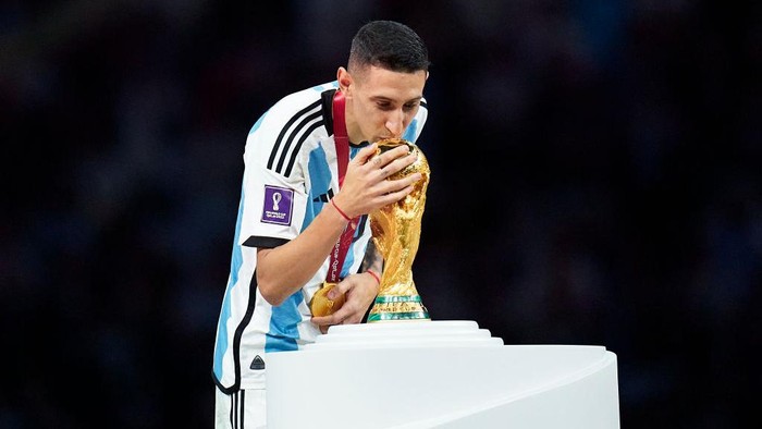 Beijo do "el Fideo" para a Copa do Mundo depois de ganhar o título
