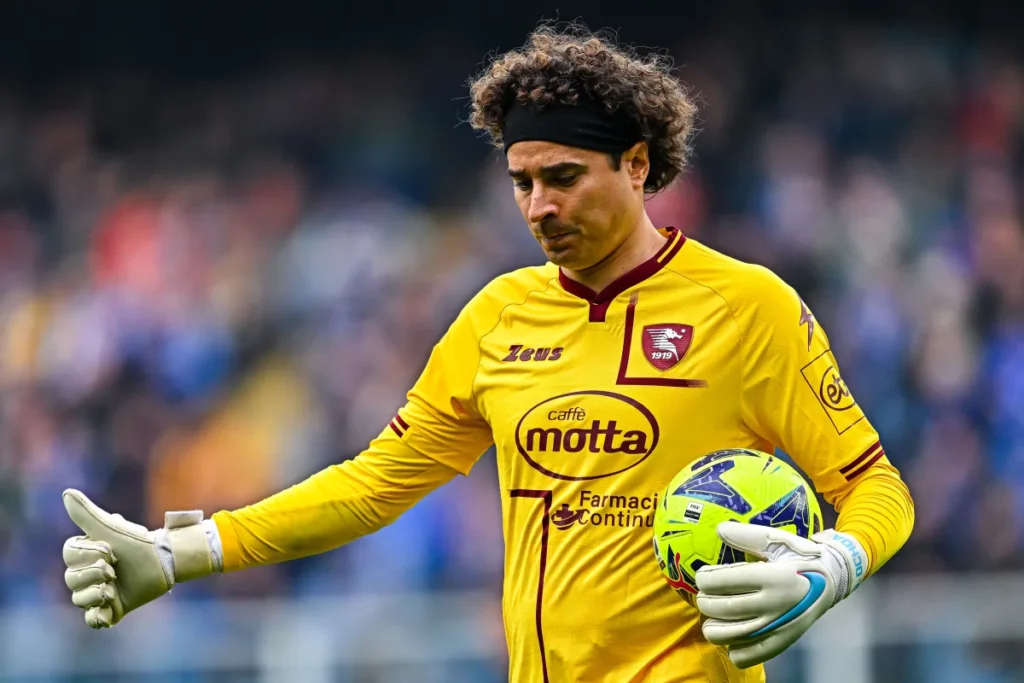 Memo Ochoa volta a jogar contra o AC Milan e faz com que sejam três jogos consecutivos sob os 3 paus
