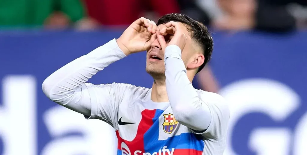 Pedri formando óculos com as mãos.