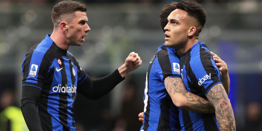 Lautaro Martinez comemora com seus companheiros após marcar seu 90º gol com uma camisa do Milan na vitória por 3x1 sobre a Udinese.