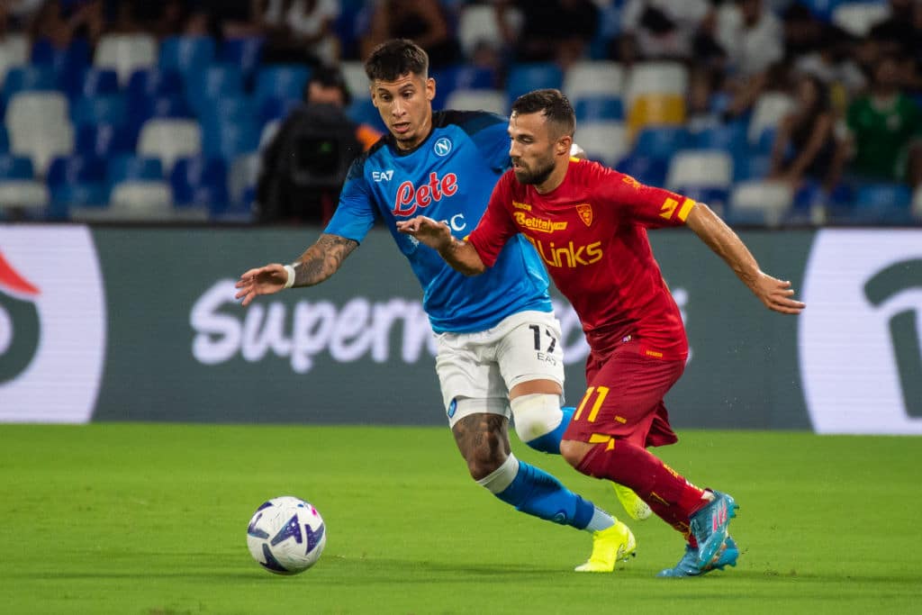 Mathias Olivera do SSC Napoli e Federico Di Francesco do US Lecce em um jogo 1 contra 1 do SSC Napoli contra o US Lecce no Stadio Diego Armando Maradona.