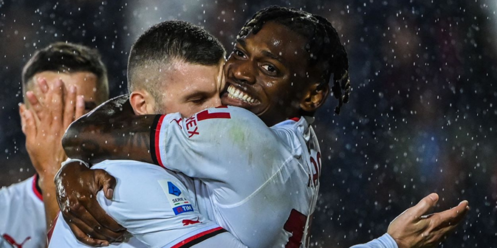 Abraço entre Rafael Leão e Ante Rebić na vitória de 3-1 de Milão sobre Empoli.