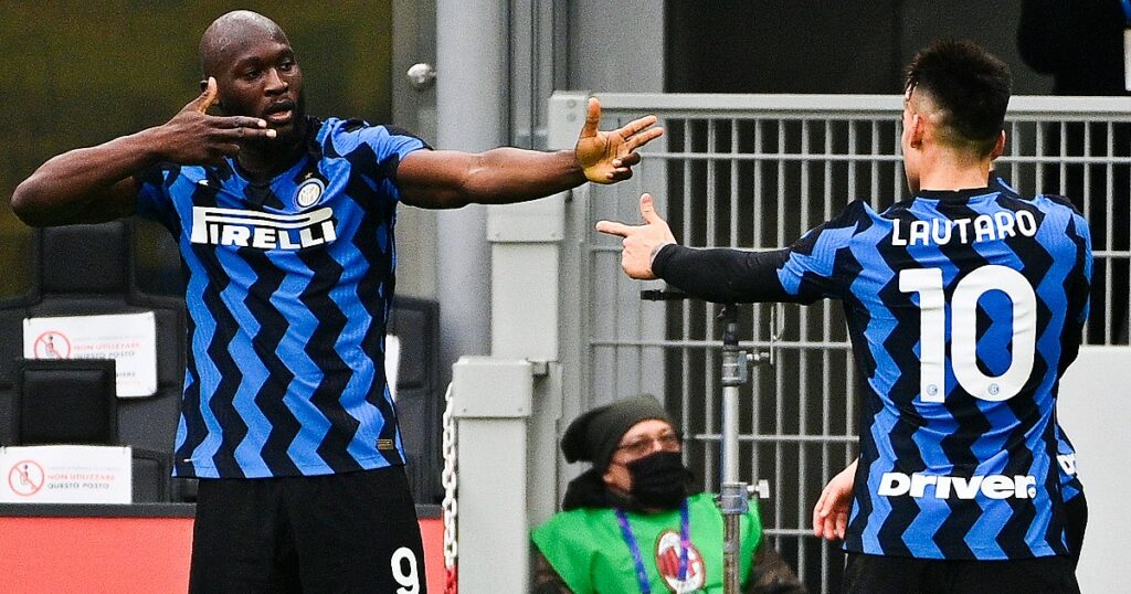 Romelu Lukaku e Lautaro Martinez comemorando depois de marcar 3 gols entre eles.